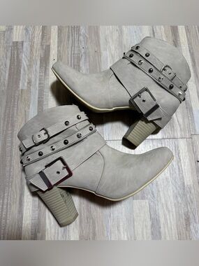 Super cute Jennifer Lopez boots